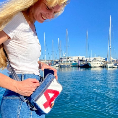 360 Grad Nautik Hip Bag  - aus recyceltem Segeltuch weiß-blau Zahl rot